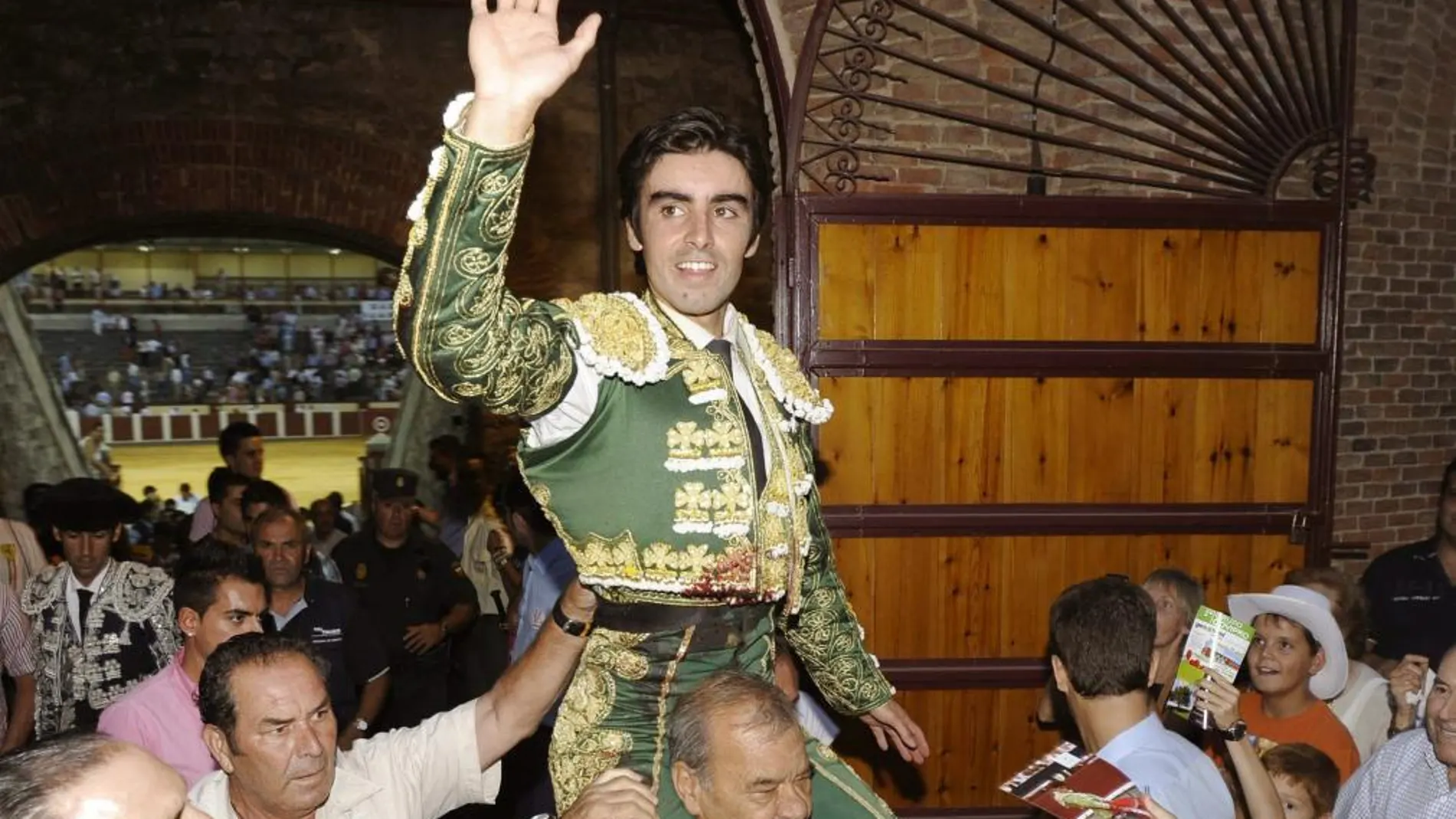 El diestro Miguel Ángel Perera saliendo a hombros en una imagen de archivo de la Feria de Valladolid