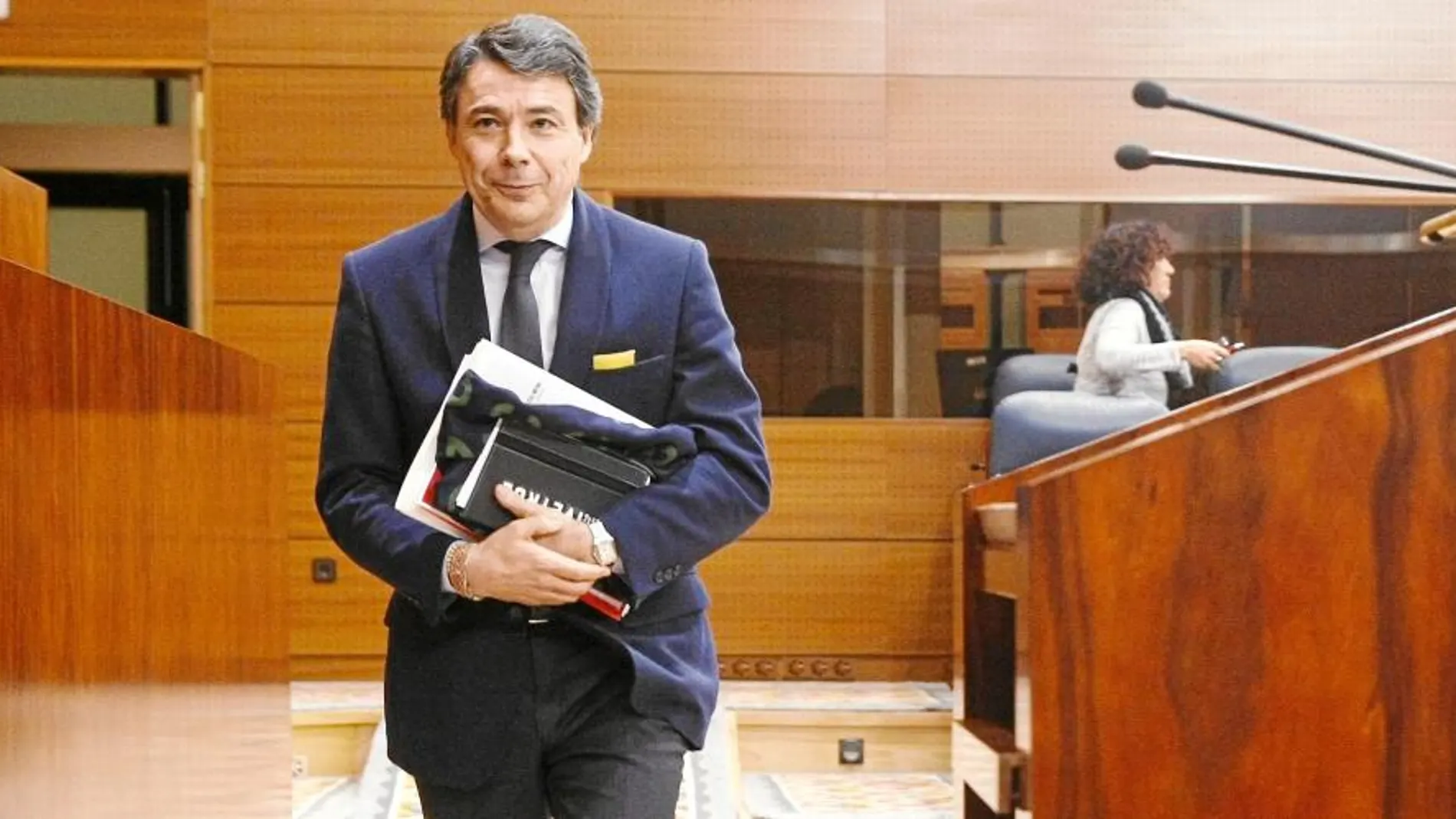 Ignacio González y Tomás Gómez (de espaldas) ayer en el Pleno