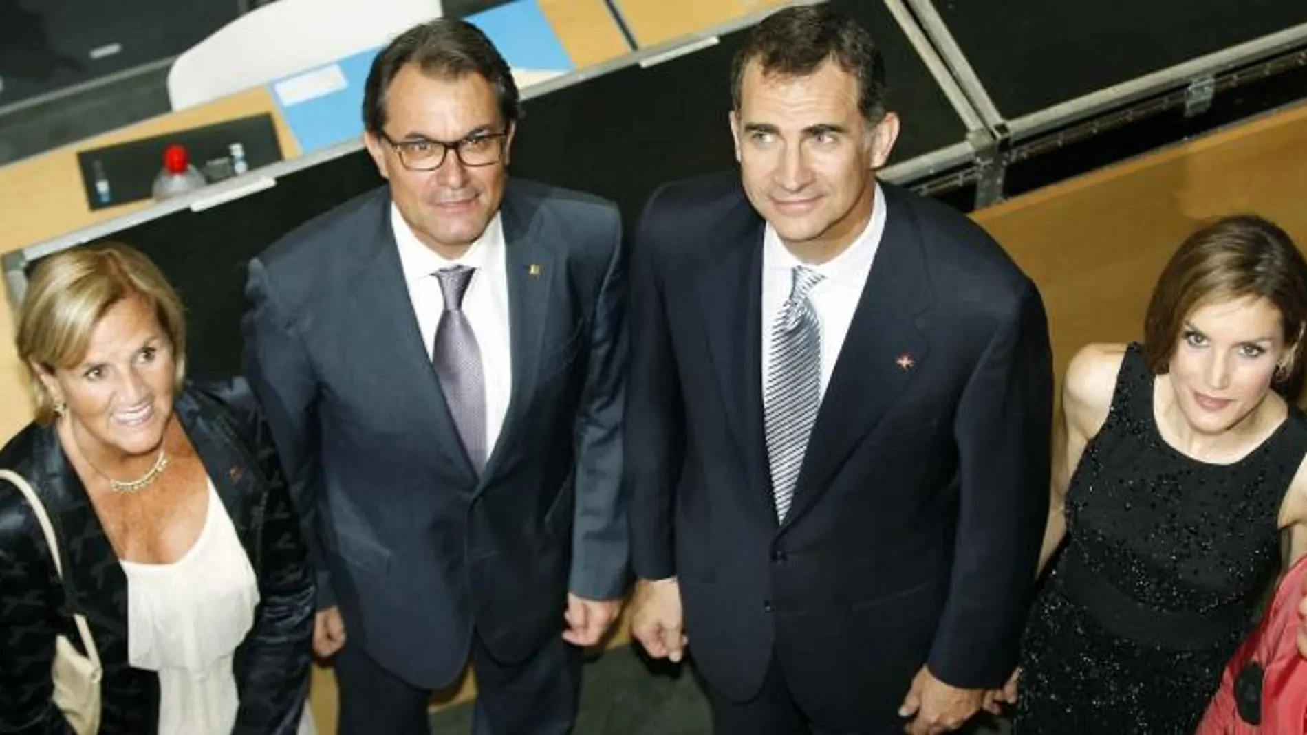 El Rey Felipe VI y la Reina Letizia posan con el presidente de la Generalitat de Catalunya, Artur Mas y la presidenta del Parlament de Catalunya, Nuria de Gispert.