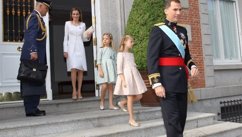 The King and Queen and their daughters, Leonor -Princess of Asturias- and Infanta Sofía, leave the Zarzuela Palace at 10:02 a.m. to address the Congress of Deputies