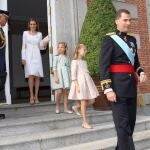Los Reyes y sus hijas, Leonor -Princesa de Asturias- y la infanta Sofía, abandonan a las 10.02 horas el Palacio de la Zarzuela para dirigirse al Congreso de los Diputados