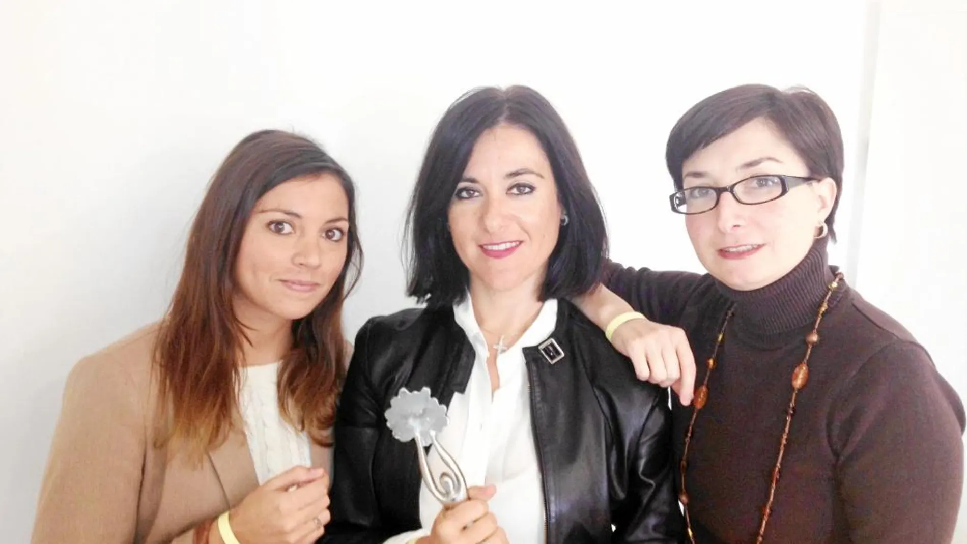 La plantilla de Bluemarionge de izquierda a derecha, Bárbara Aucejo, María Pocoví- con el premio del Ayuntamiento- y Alicia Mora.