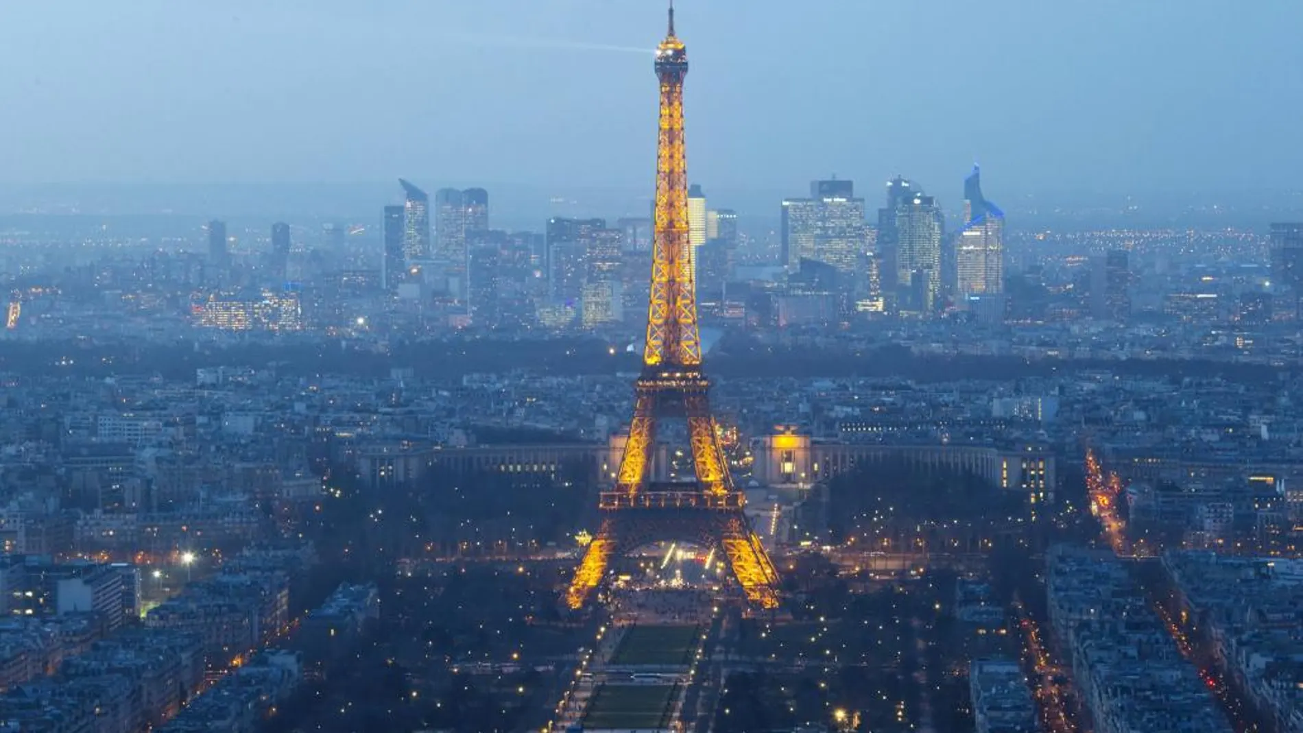 Un imagen aérea de la Tore Eiffel y del distrito empresarial de La Defense, en París