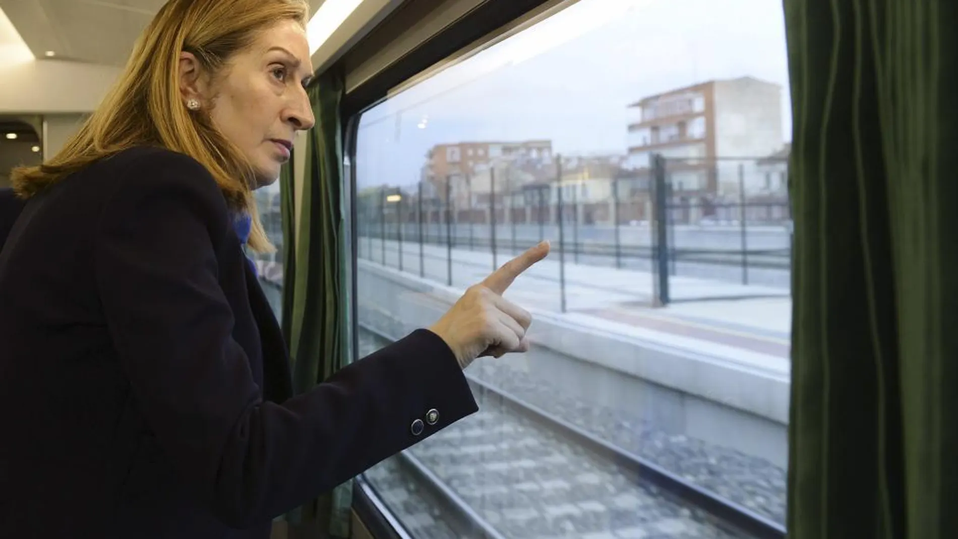La ministra de Fomento, Ana Pastor observa la estación de Venta de Baños desde el tren laboratorio con el que han recorrido la línea Valladolid-Palencia-León.