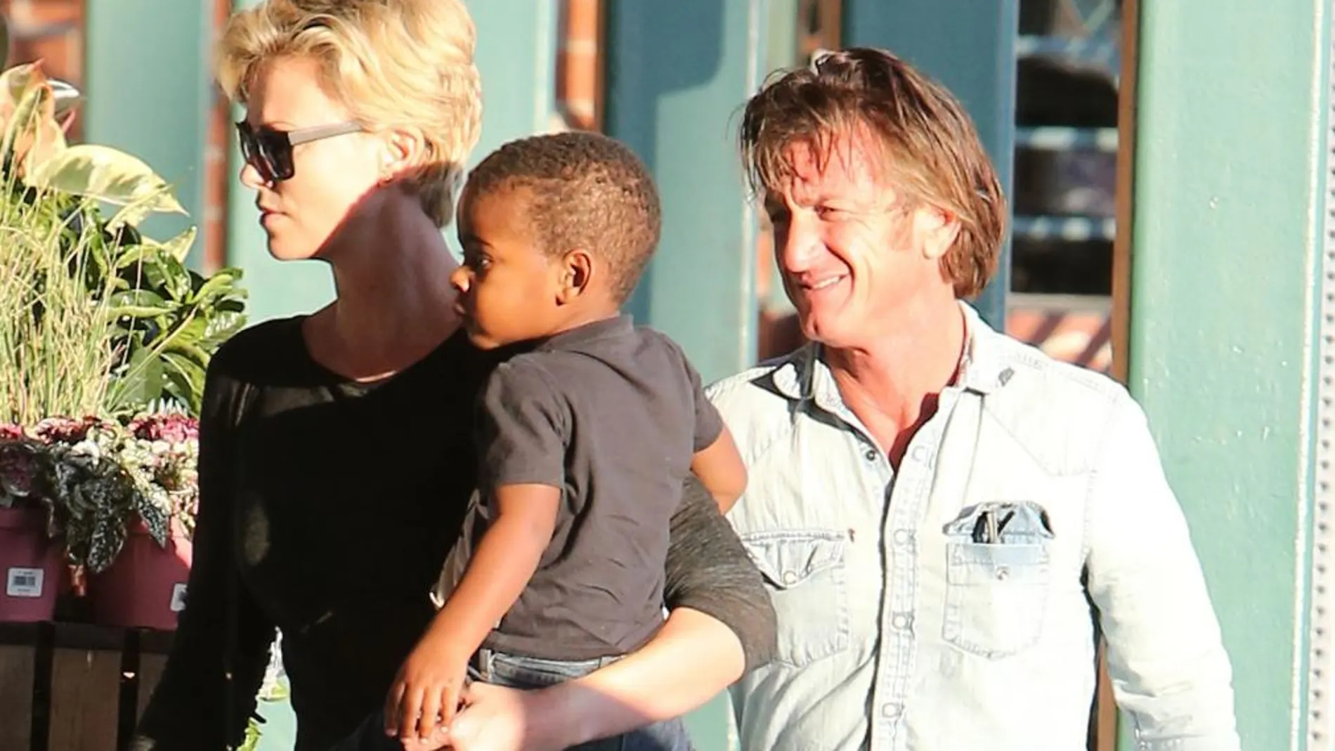 Charlize Theron, con su hijo Jackson, y el actor Sean Penn, de compras por West Hollywood.