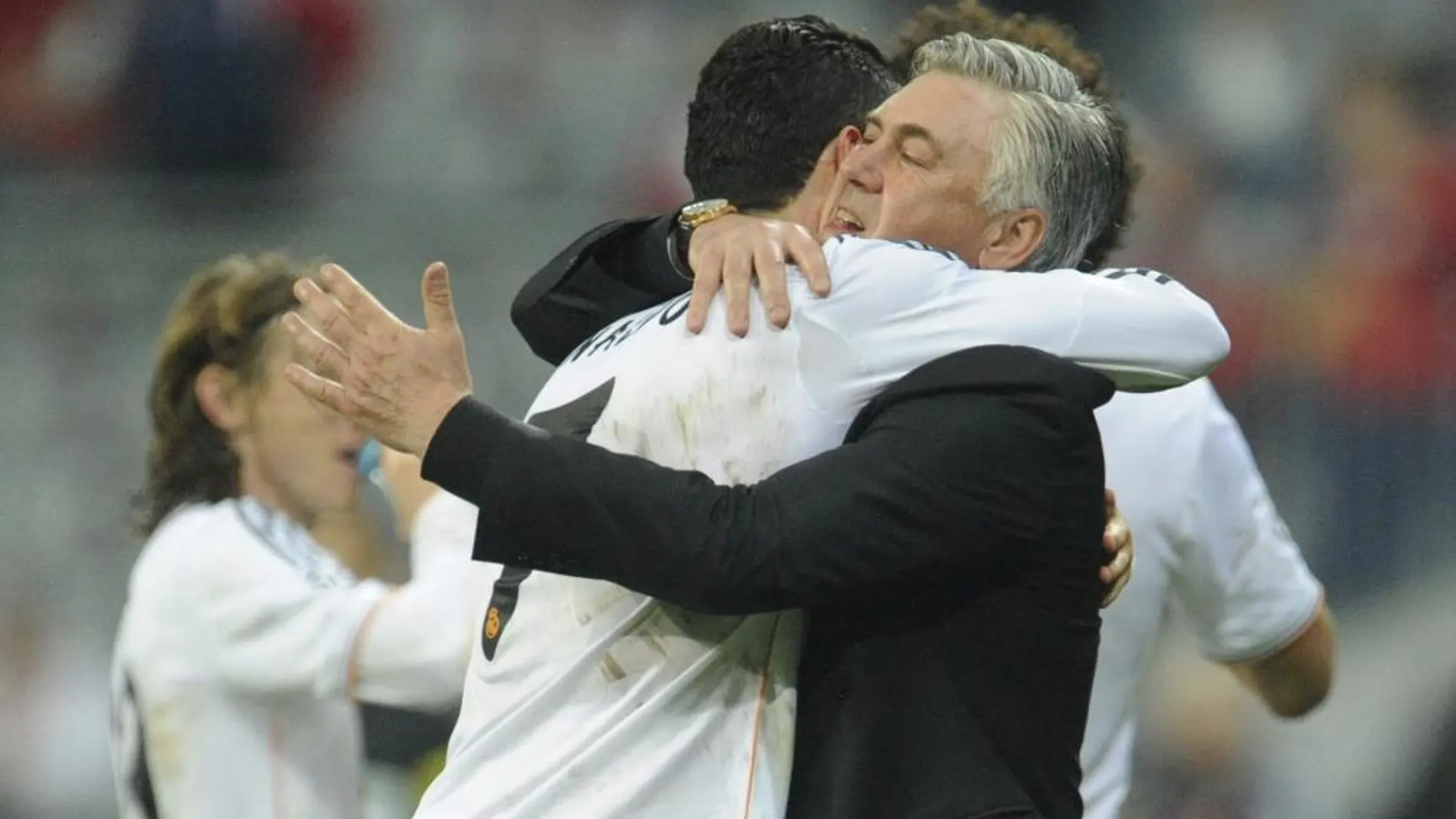 Ronaldo celebra el gol con Ancelotti