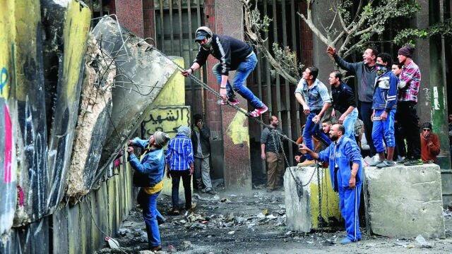 Decenas de manifestantes intentaron ayer destruir uno de los muros erigidos cerca del Parlamento y de la sede del Consejo de Ministros, en el centro de El Cairo