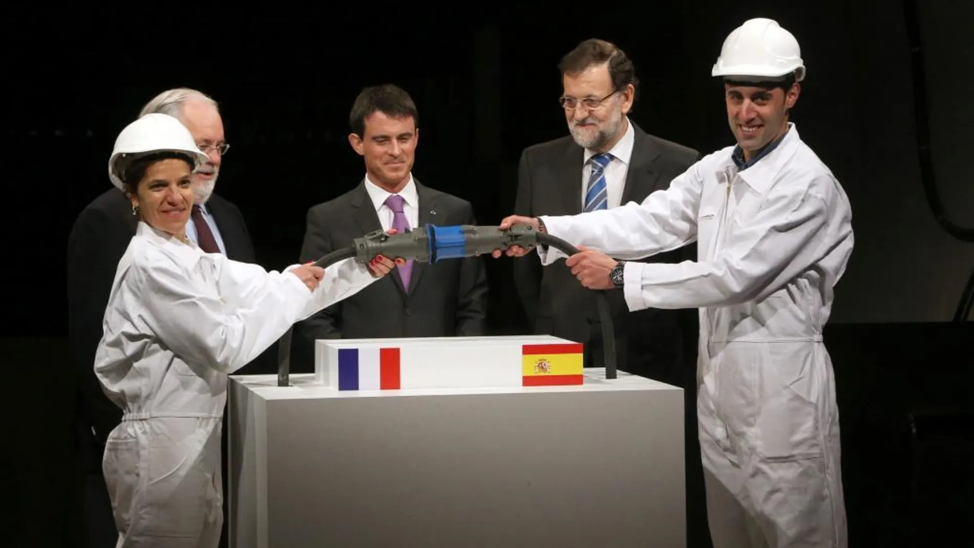 Manuel Valls y Mariano Rajoy, durante la inauguración de la interconexión España-Francia de la Línea de Alta Tensión