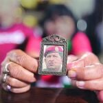 Una seguidora de Chávez reza por la salud del líder bolivariano