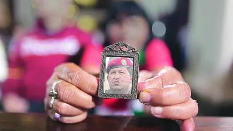 Una seguidora de Chávez reza por la salud del líder bolivariano