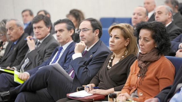 Mercedes Cantalapiedra, Rosa Valdeón, Alfonso Polanco, Valentín Cisneros y Francisco Vázquez, entre otros, durante la inauguración del Consejo