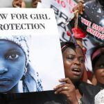 Varias mujeres participaron ayer en Lagos en protestas en favor de la protección infantil y la liberación de las adolescentes raptadas