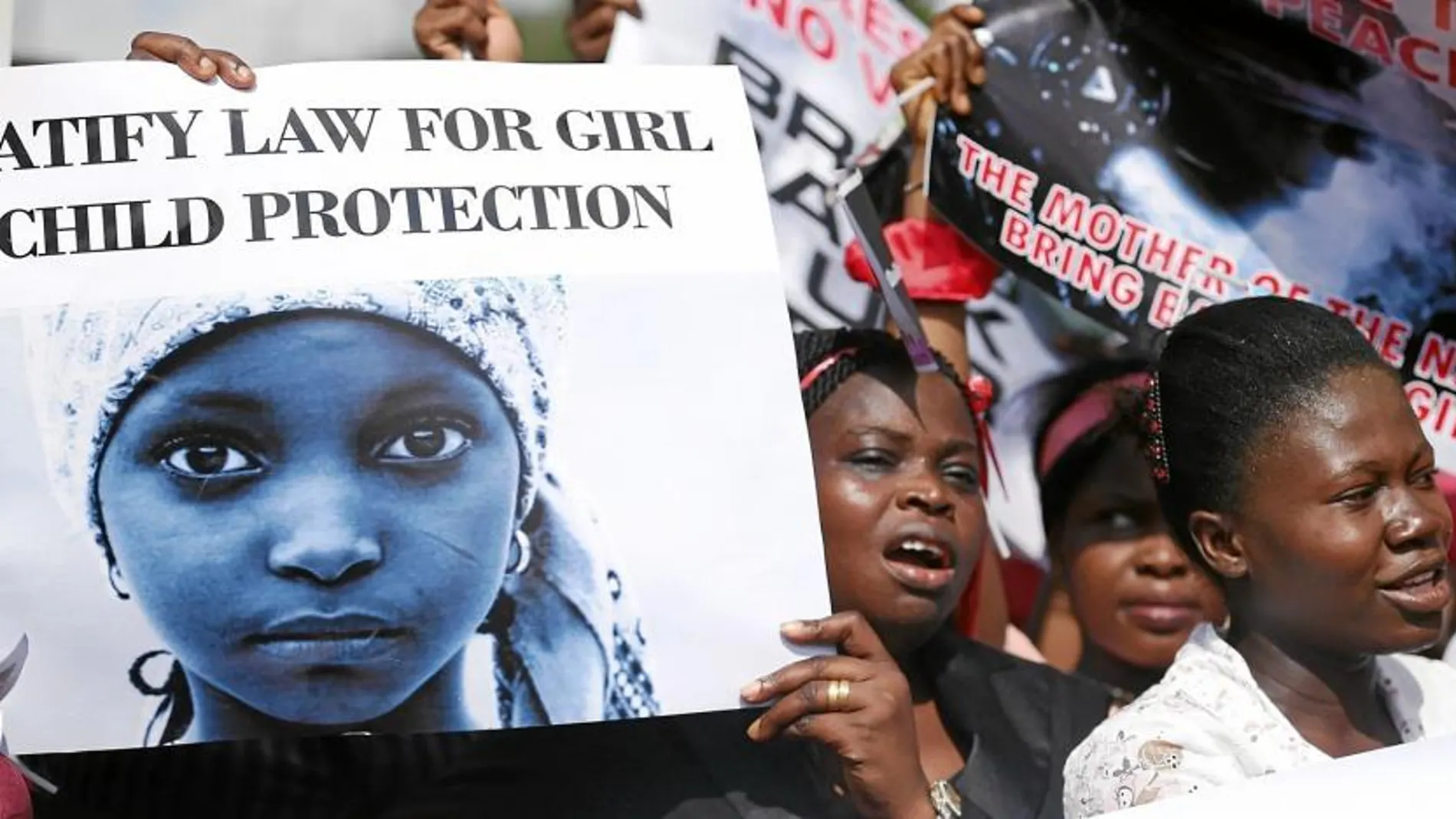 Varias mujeres participaron ayer en Lagos en protestas en favor de la protección infantil y la liberación de las adolescentes raptadas