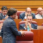 El procurador del PP, Alfonso García Vicente, recibe el aplauso de sus compañeros de bancada, tras pedir el apoyo de los otros grupos parlamentarios para las medidas sociales en materia de vivienda en las Cortes