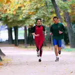 Dos jóvenes hacen footing en el parque del Retiro