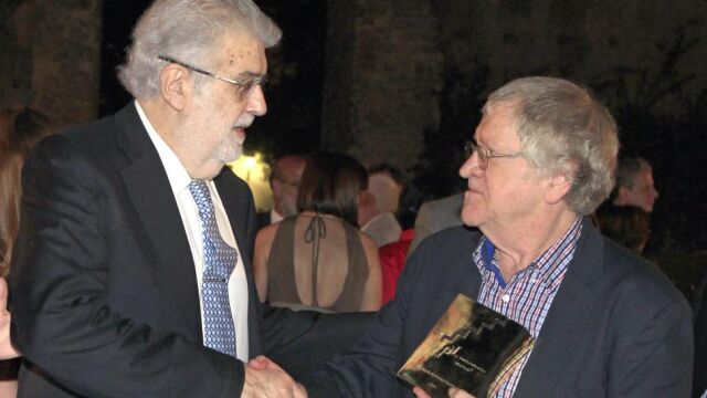 El historiador y biógrafo de Federico García Lorca, Ian Gibson, posa con el galardón que le acredita ganador de la XVII edición del premio de novela Fernando Lara