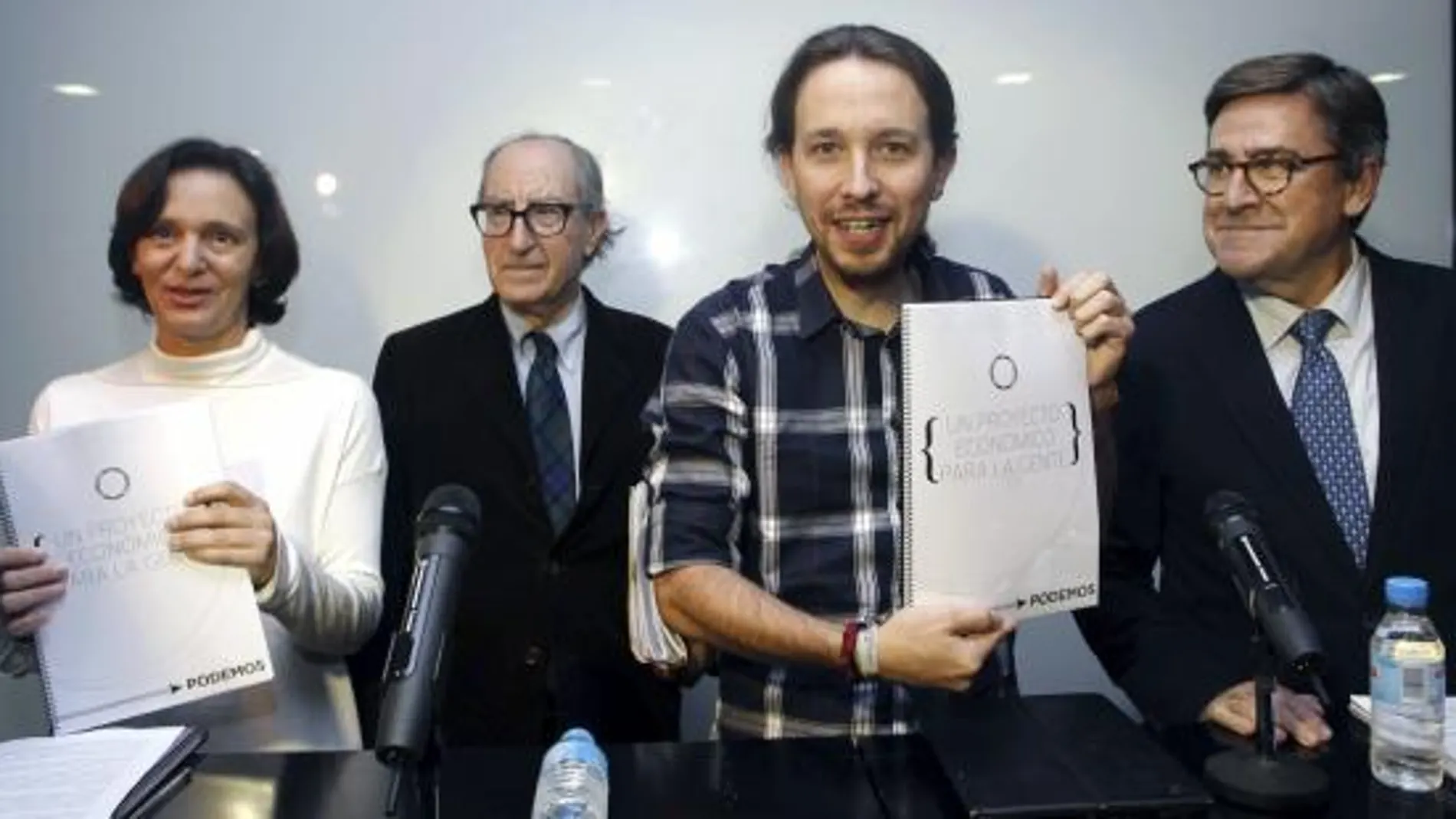 La fundadora de Podemos Carolina Bescansa junto a Pablo Iglesias