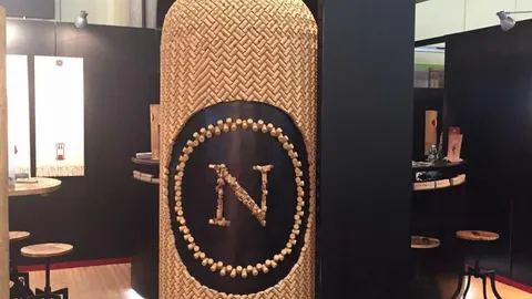 Así es la botella hecha con tapones