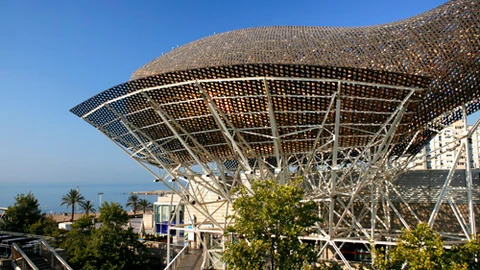 Escultura de pez en el puerto olímpico de Barcelona