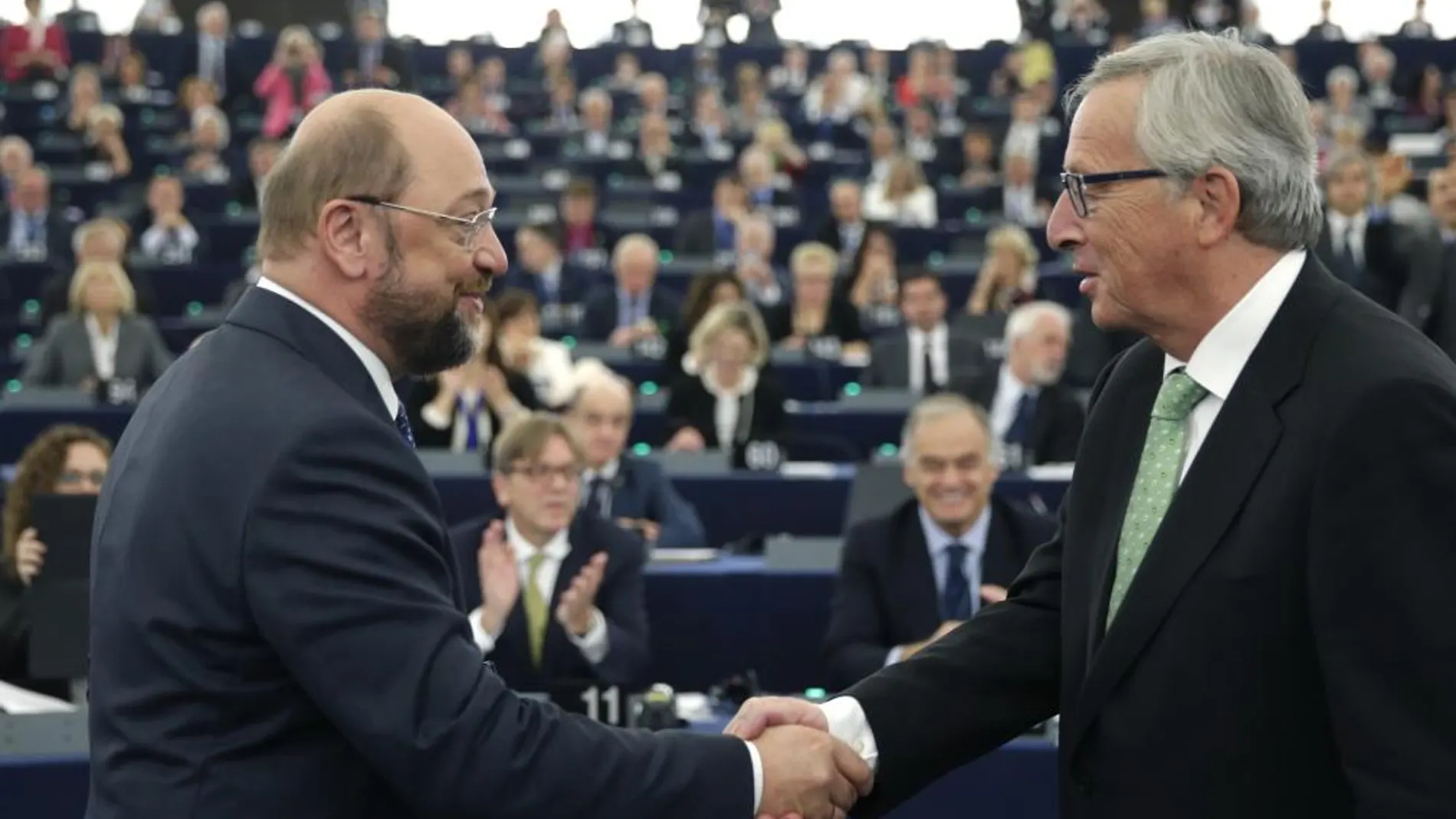 El presidente del Parlamento Europeo, Martin Schulz, felicita a Jean-Claude Junker tras su investidura como ‘presidente de la Comisión