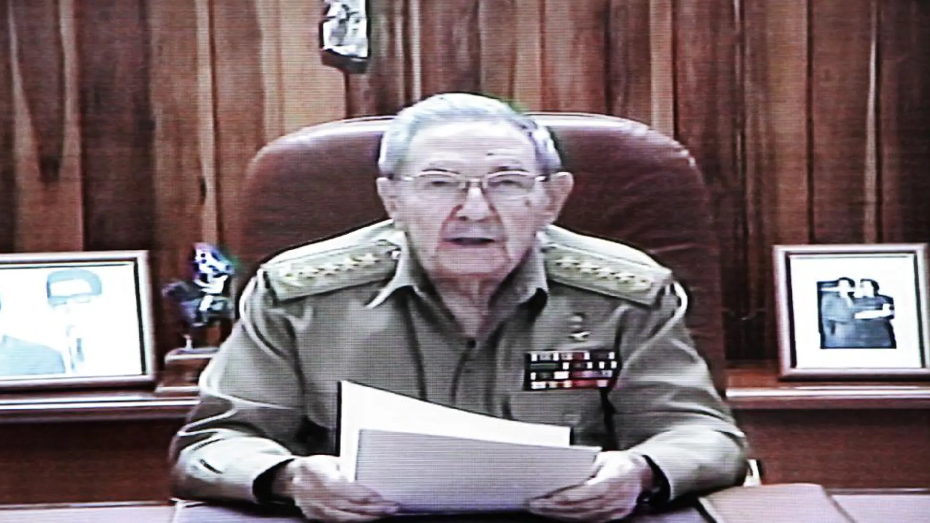 Fotografía tomada a la pantalla de un televisor de la alocución en cadena oficial del presidente cubano Raúl Castro.