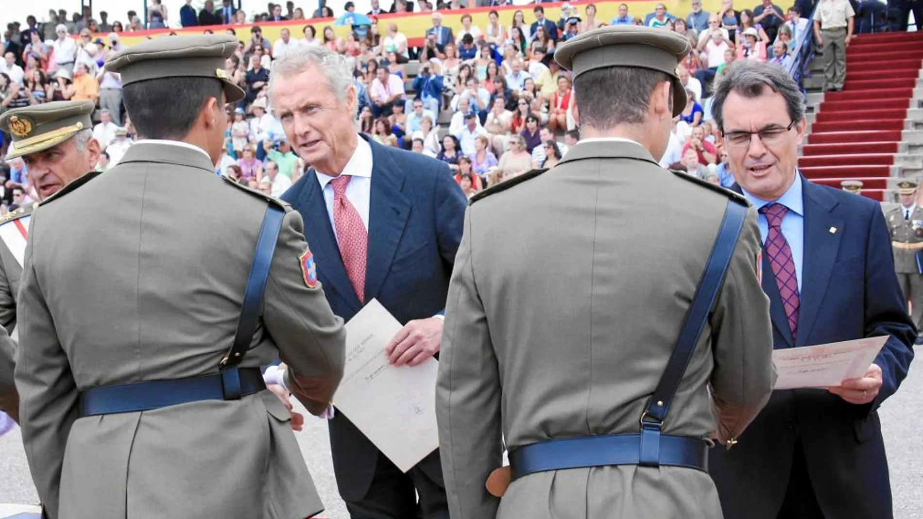 Morenés y Mas entregaron juntos los diplomas a los alumnos de la Academia de Talarn en julio de 2012