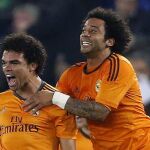 Pepe"es felicitado por Marcelo tras marcar ante el RCD Espanyol.