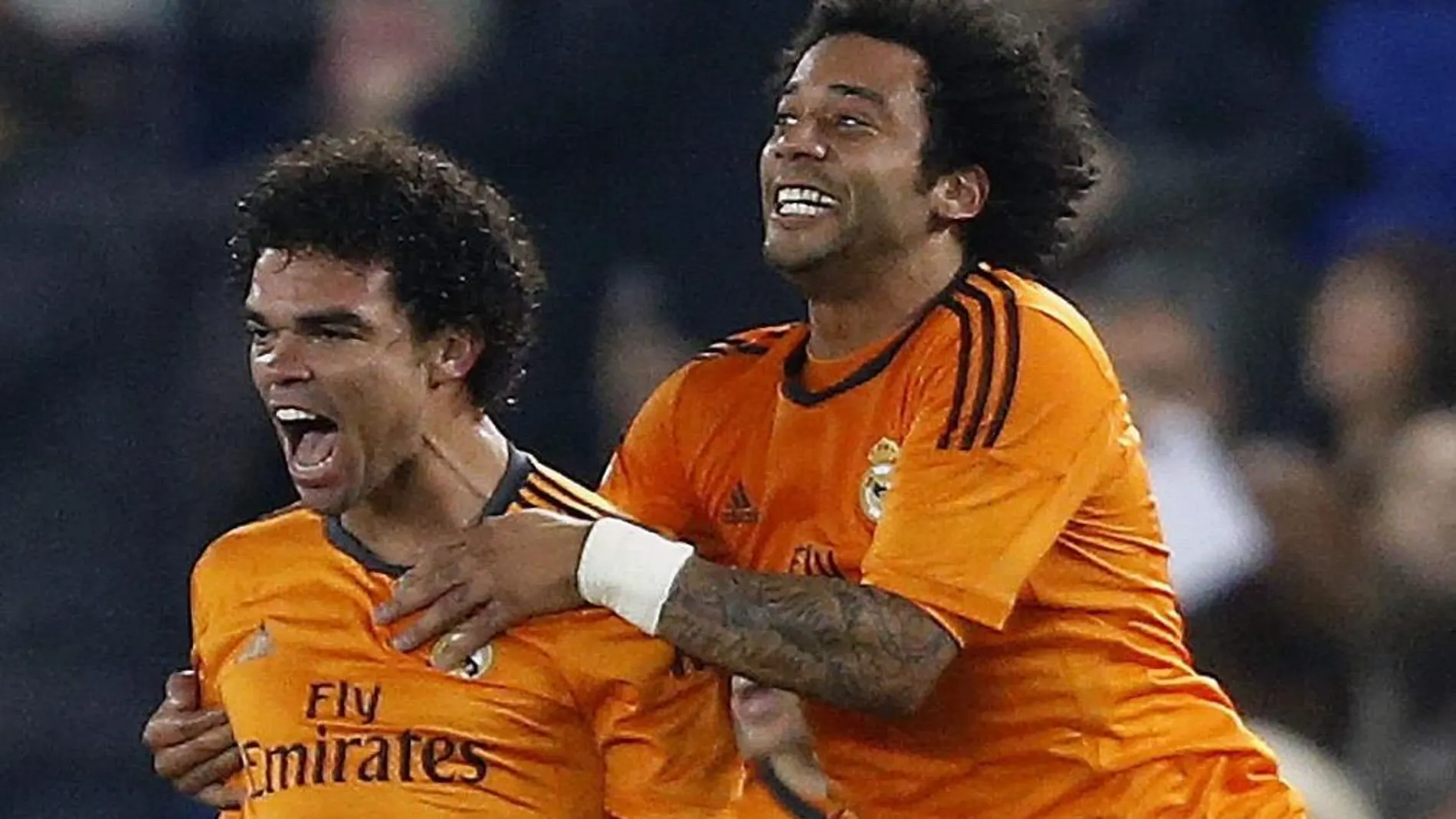 Pepe"es felicitado por Marcelo tras marcar ante el RCD Espanyol.