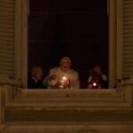Benedicto XVI sujeta el Cirio de la Paz desde la ventana de su apartamento