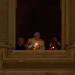  Benedicto XVI enciende el Cirio de la Paz e inaugura el Portal de Belén