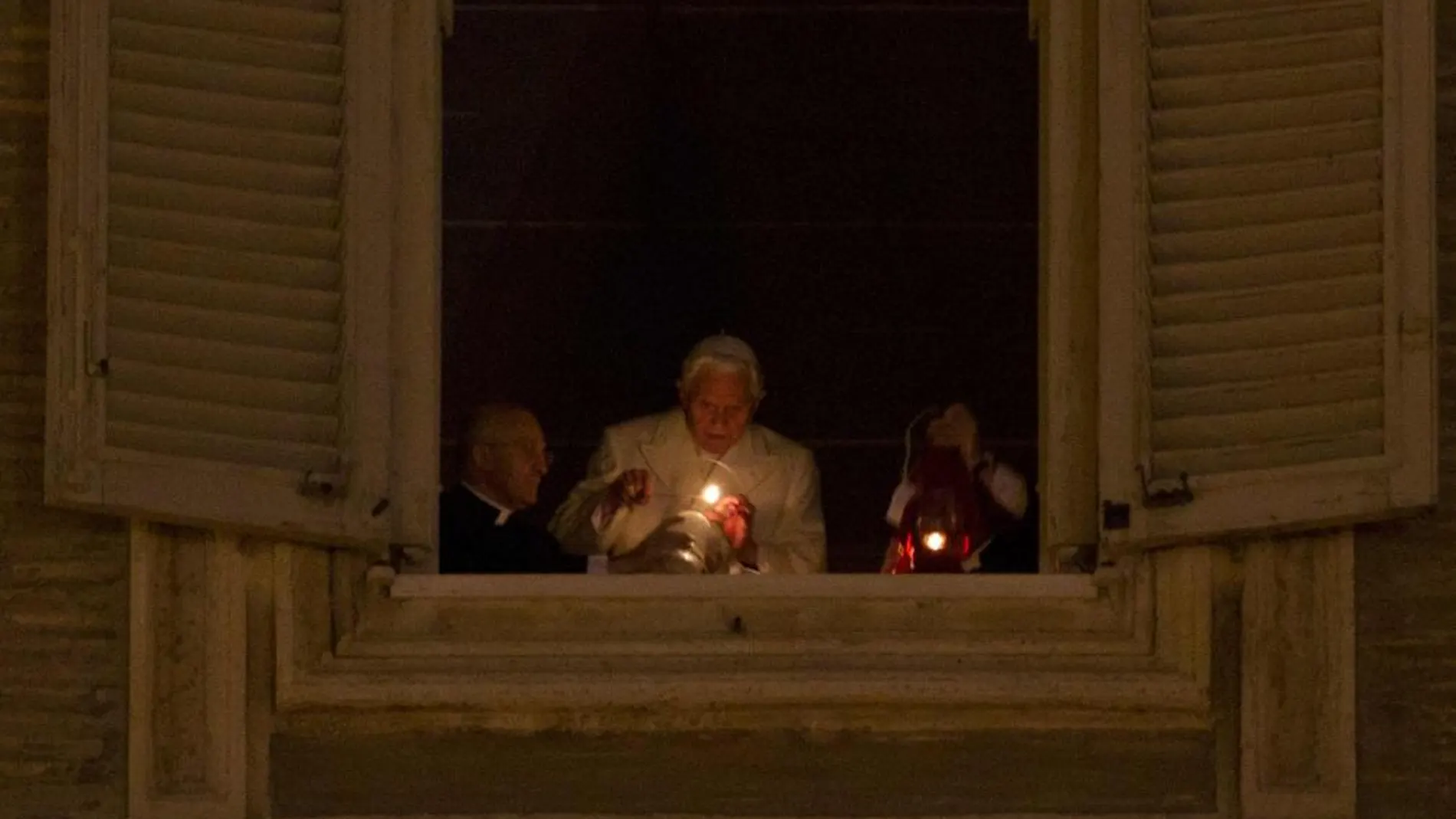 Benedicto XVI sujeta el Cirio de la Paz desde la ventana de su apartamento