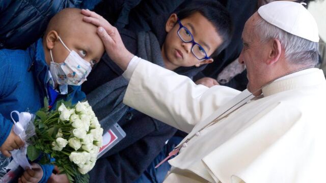El Papa fue recibido por uno de los niños ingresados en el Hospital Niño Jesús de Roma