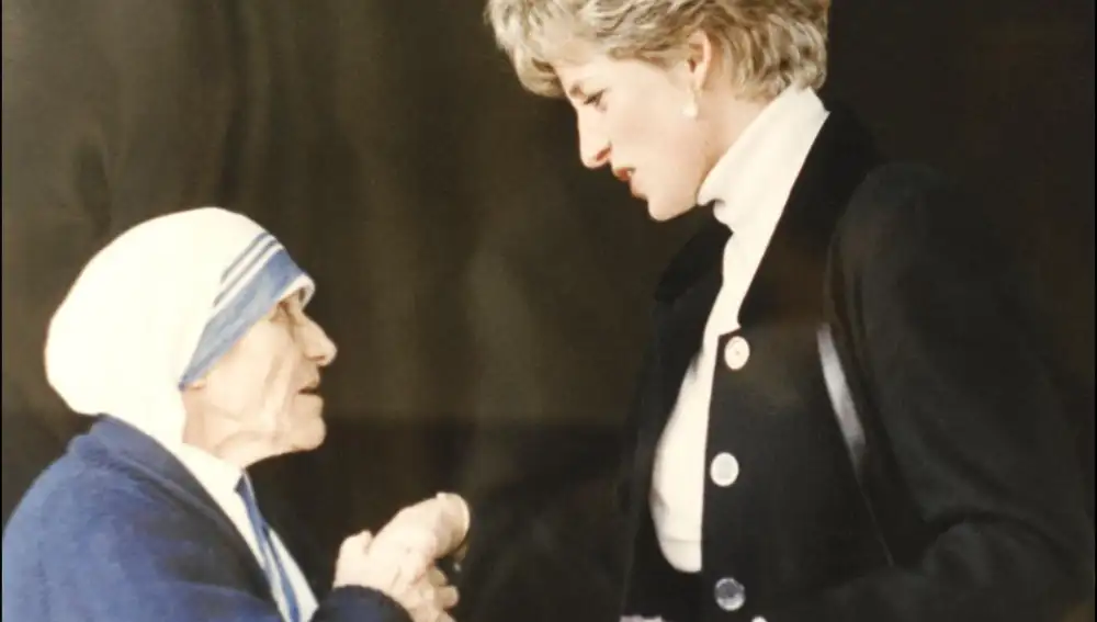 Teresa de Calcuta y Diana de Gales, ambas fallecieron hace 17 años.