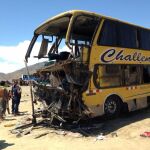 Fotografía cedida por la agencia Andina donde se ve los restos de uno de tres autobuses que chocaron con un camión