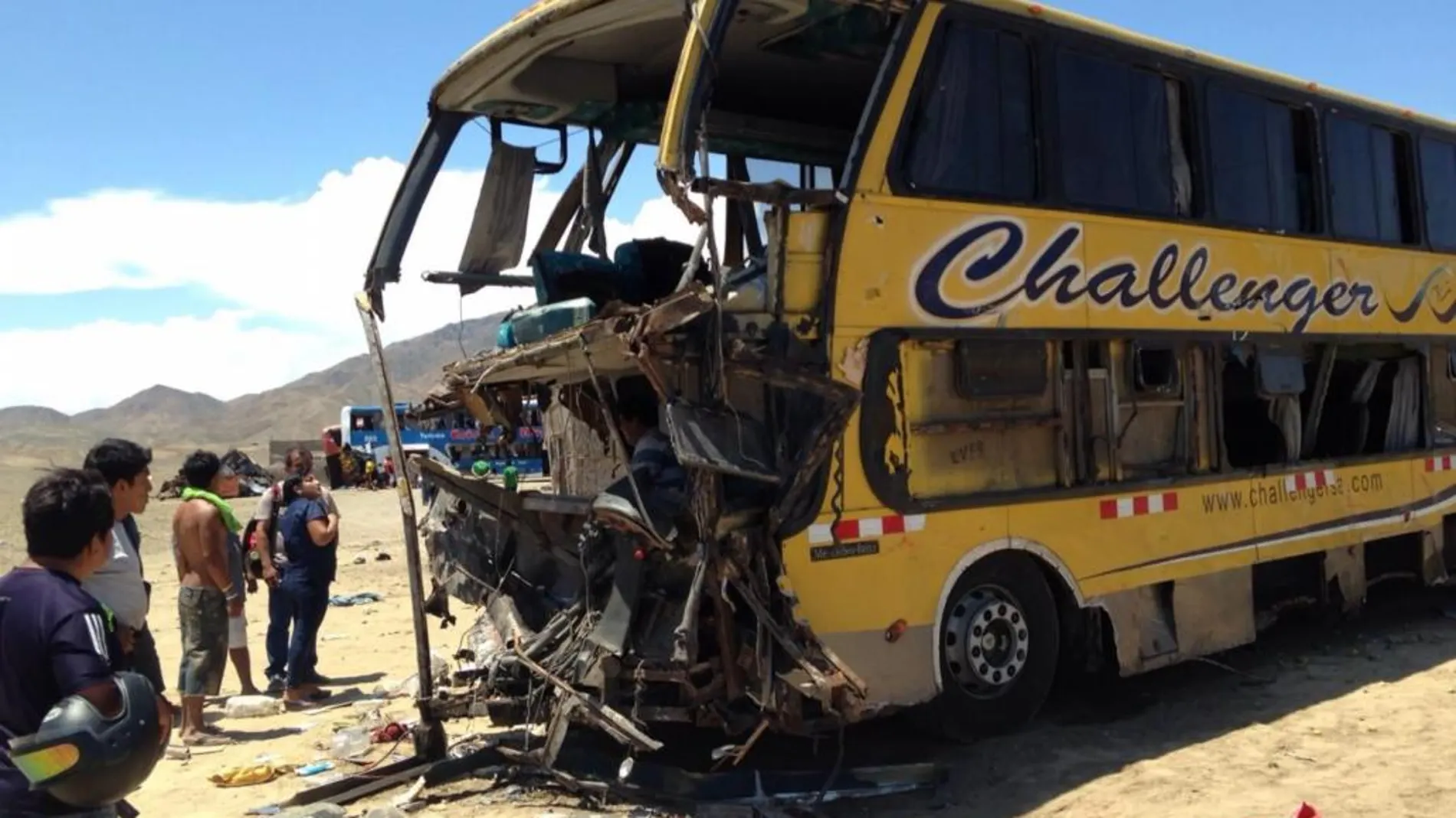 Fotografía cedida por la agencia Andina donde se ve los restos de uno de tres autobuses que chocaron con un camión