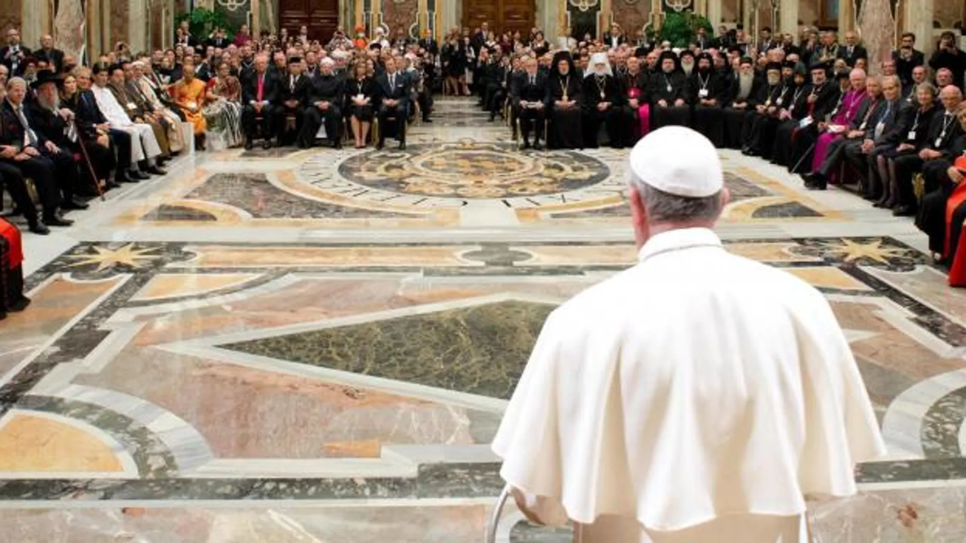 Imagen cedida por el periódico L'Osservatore Romano el 30 de septiembre del 2013 del papa Francisco durante la reunión Internacional por la Paz, en Ciudad del Vaticano