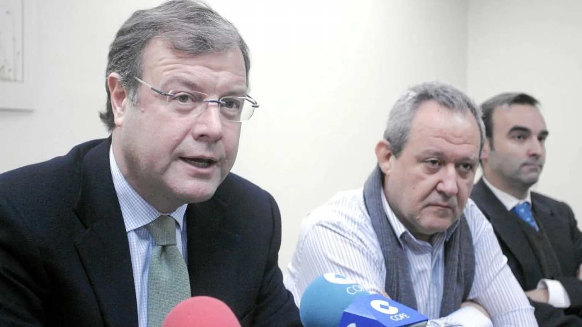 El consejero de Fomento y Medio Ambiente, Antonio Silván, presenta el proyecto de la nueva depuradora de Riego de la Vega