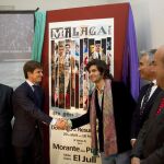 El Juli y Morante se estrechan las manos en presencia del presidente de la Diputación, Elías Bendodo, y el empresario de Málaga, José Cutiño