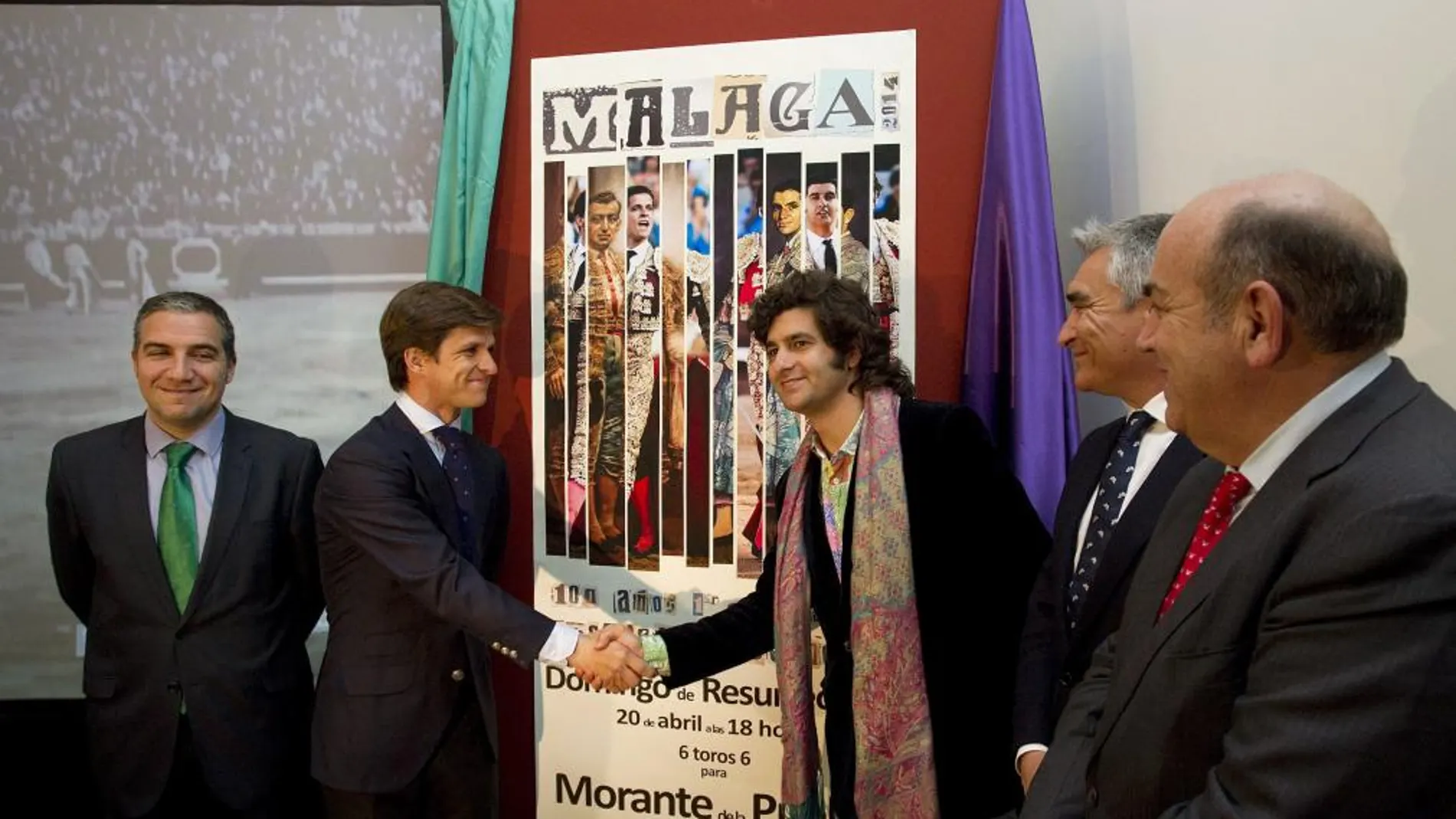 El Juli y Morante se estrechan las manos en presencia del presidente de la Diputación, Elías Bendodo, y el empresario de Málaga, José Cutiño