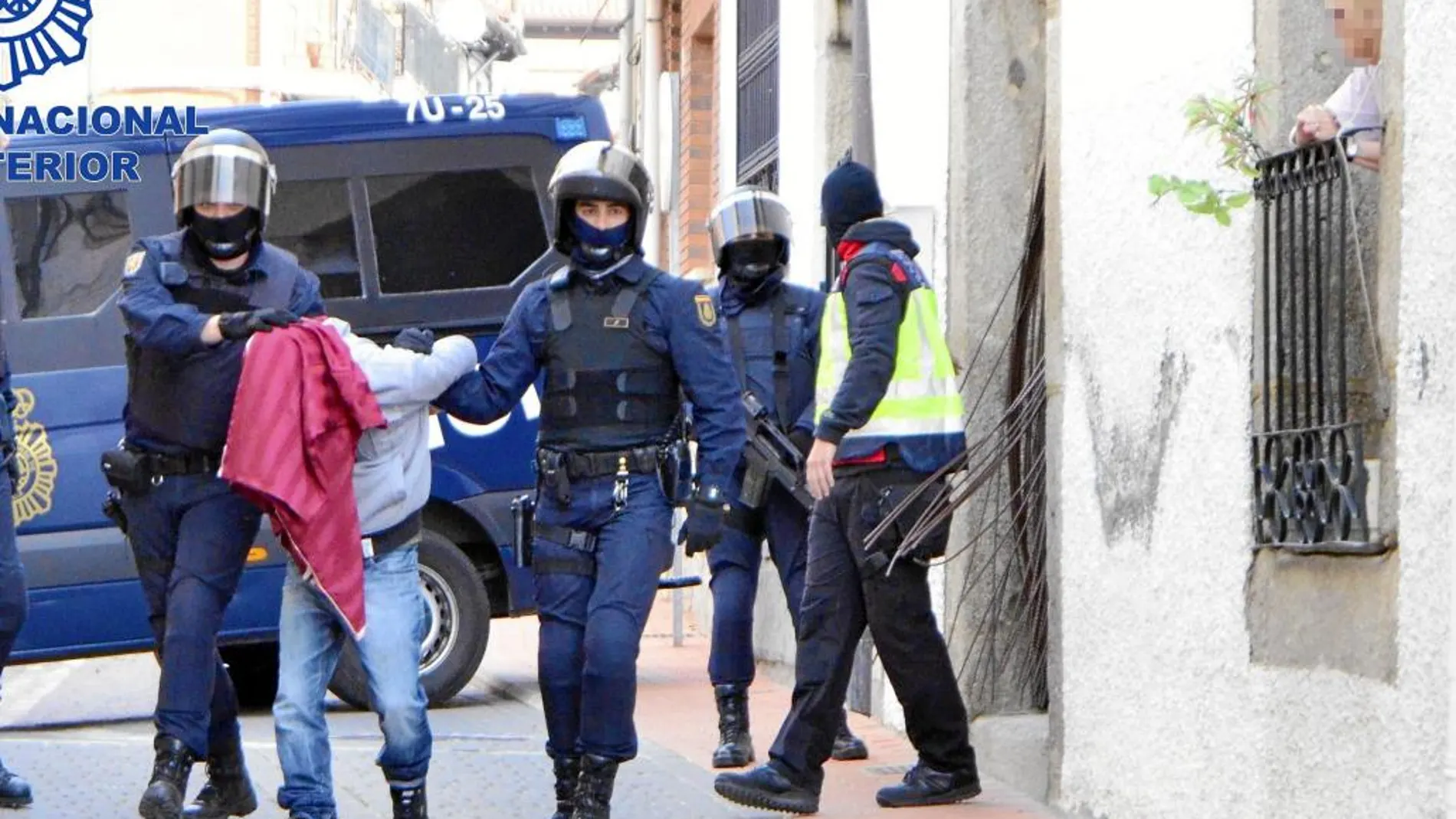 A PRISIÓN. La Policía detiene el pasado viernes en la localidad abulense de Cebreros a uno de los supuestos integrantes de esta célula yihadista