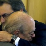 El ex presidente de la Generalitat y de CiU, Artur Mas, abraza al ex presidente Jordi Pujol