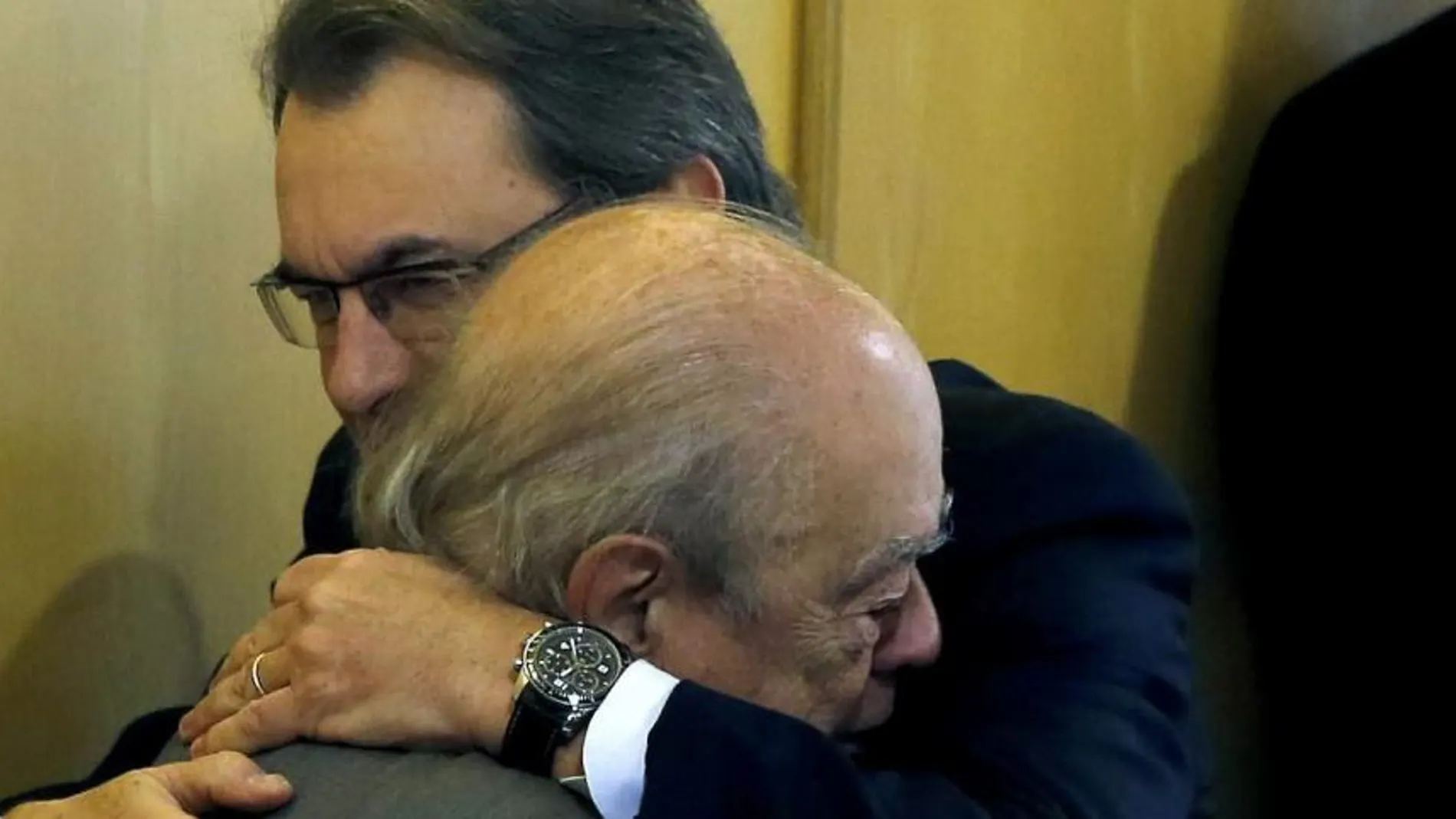 El ex presidente de la Generalitat y de CiU, Artur Mas, abraza al ex presidente Jordi Pujol