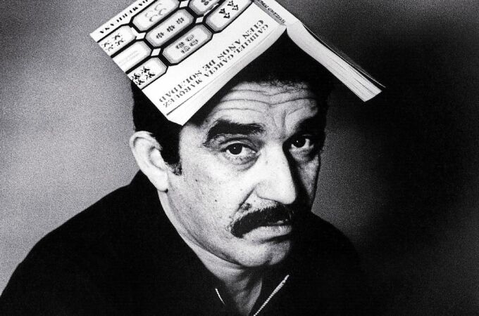 EL HOMBRE Y SU OBRA. García Márquez posa en esta foto con su obra más conocida, «Cien años de soledad»