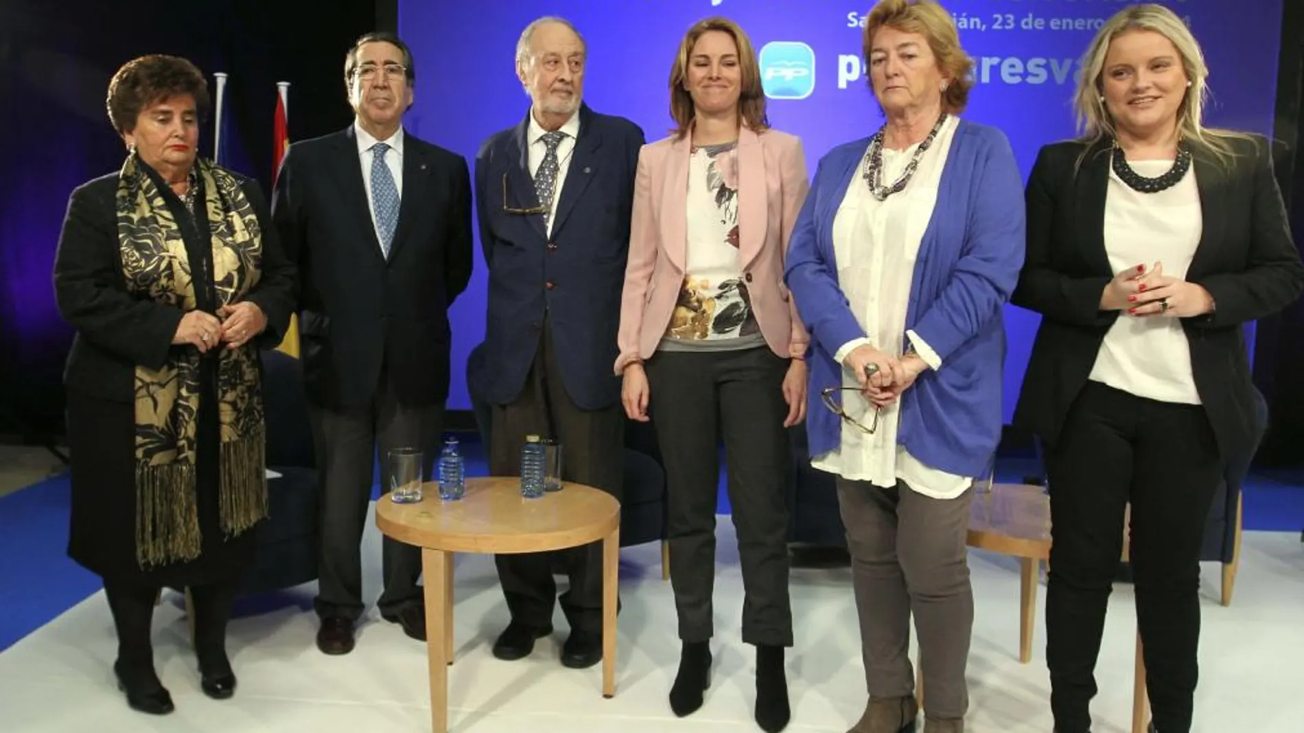 La presidenta del PP del País Vasco, Arantza Quiroga (3d), y la presidenta de la Fundación de Víctimas del Terrorismo, María del Mar Blanco (d), junto a Pilar Elías (i), Antonio Merino (2i), Alfredo Marco Tabar (3i), y María José Usandizaga (2d)