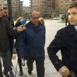 GEl exgerente de Osasuna Angel Vizcay, acompañado de su abogado, a su llegada hoy al Palacio de Justicia de Navarra