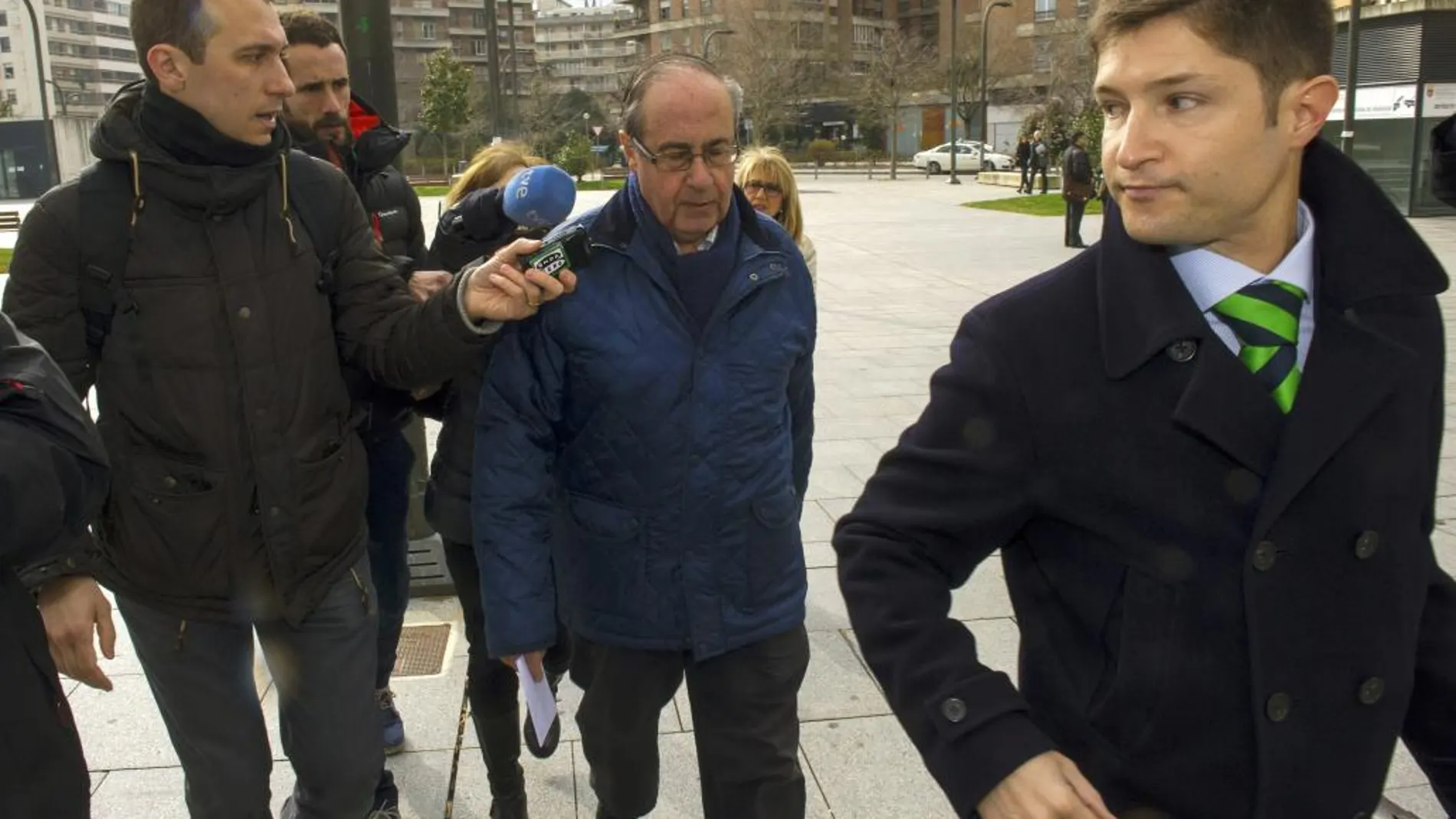 GEl exgerente de Osasuna Angel Vizcay, acompañado de su abogado, a su llegada hoy al Palacio de Justicia de Navarra