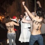 Cinco activistas de Femen, abordaron al cardenal arzobispo de Madrid, Antonio María Rouco Varela (2-i), cuando se disponía a entrar en la parroquia de los Santos Justo y Pastor, en la calle de la Palma de la capital.