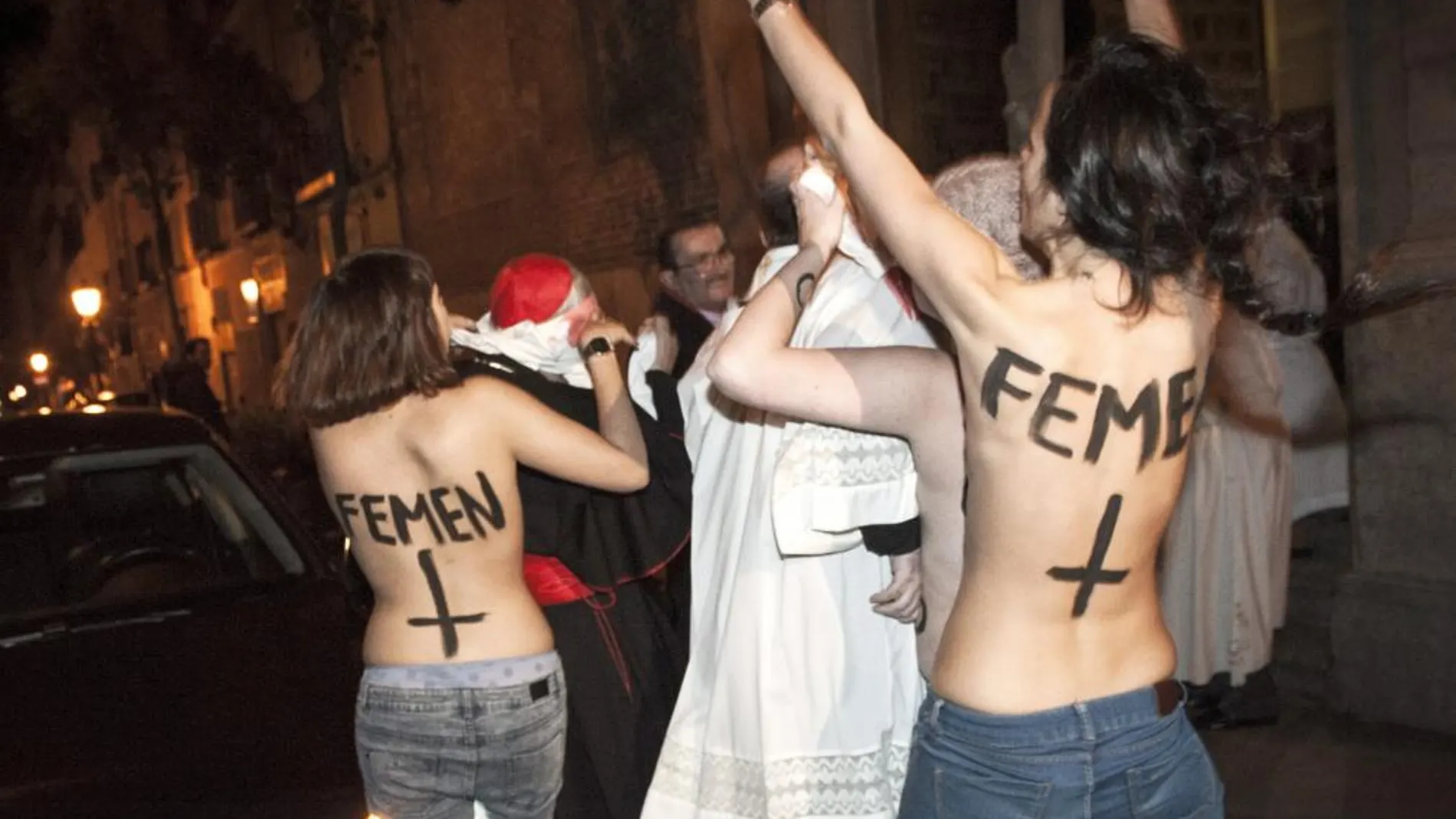 Cinco activistas de Femen, abordaron al cardenal arzobispo de Madrid, Antonio María Rouco Varela (2-i), cuando se disponía a entrar en la parroquia de los Santos Justo y Pastor, en la calle de la Palma de la capital.