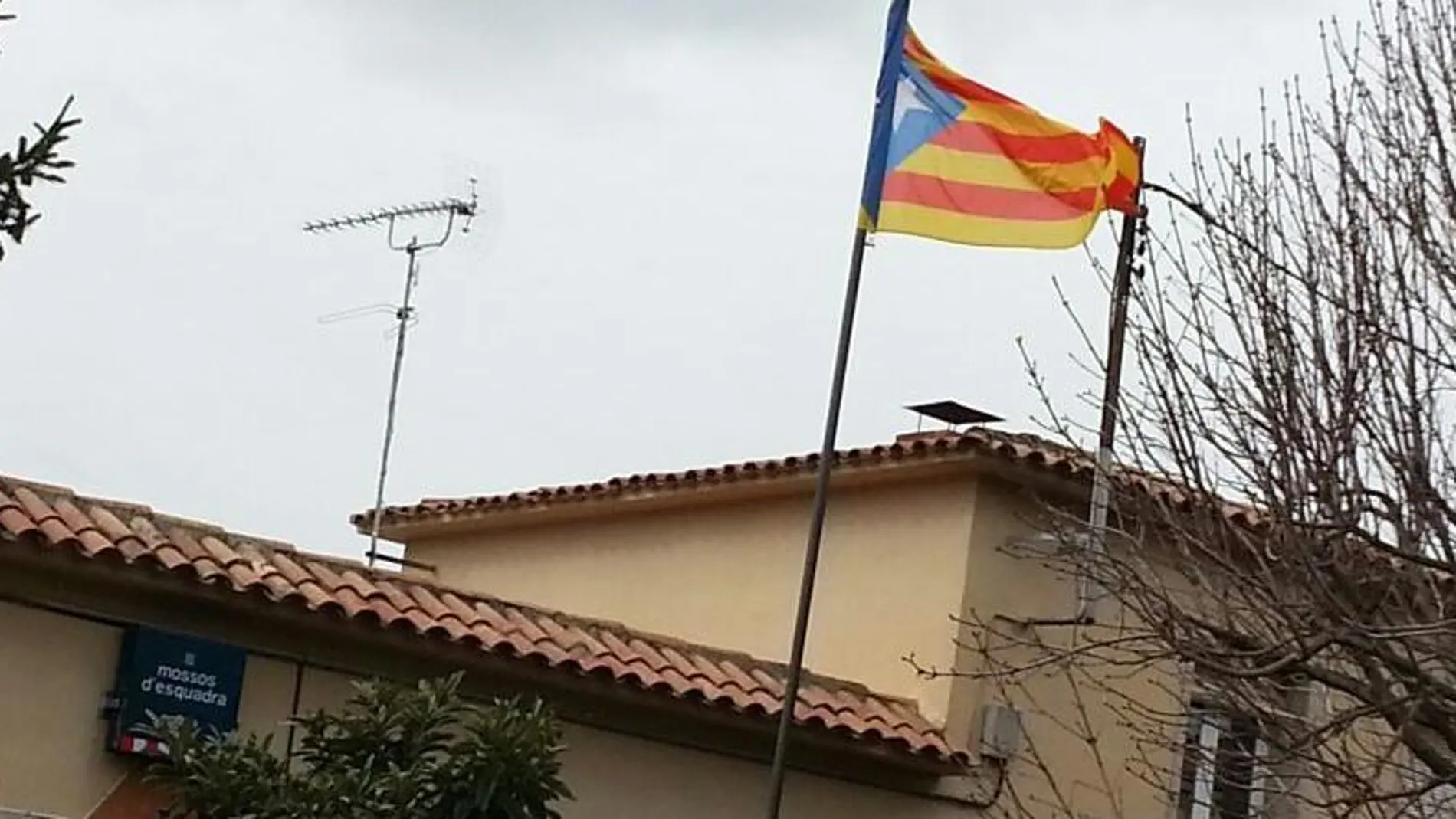 Imagen de la estelada en la oficina de los Mossos en Guissona