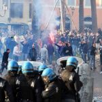 Aficionados del Feyenoord se enfrentan a la Policía italiana en la Plaza de España en Roma.